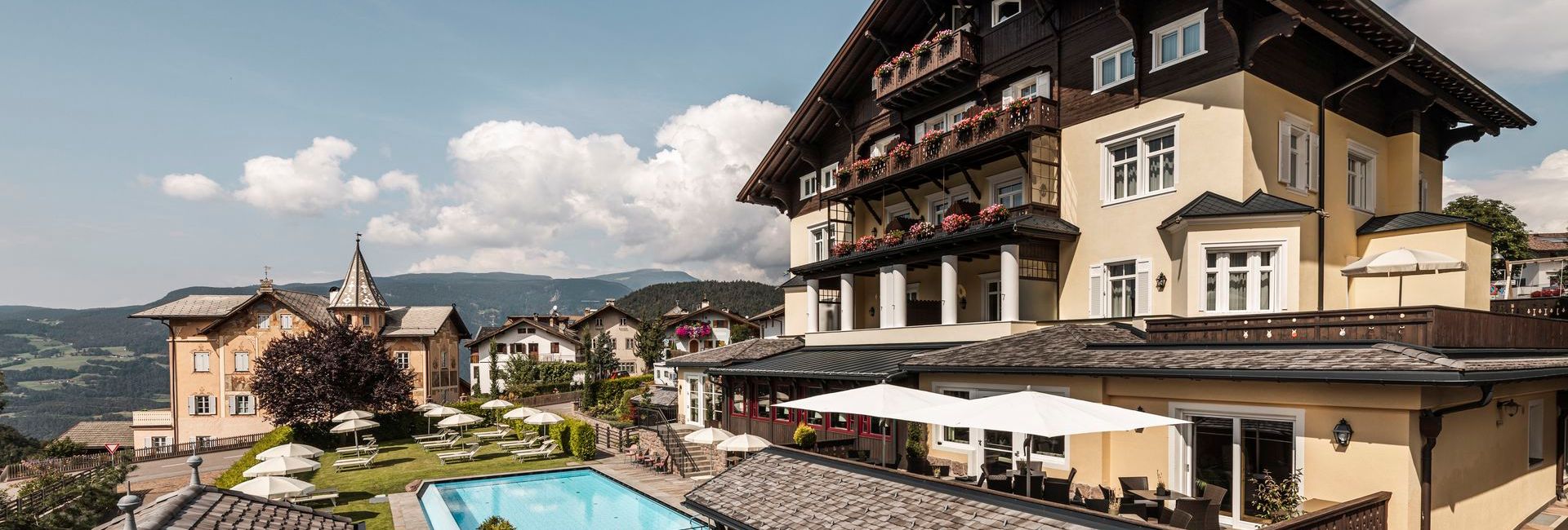 Hotel Villa Kastelruth with its woodden balconies and its pool in the garden (c) Photo Hannes Niederkofler