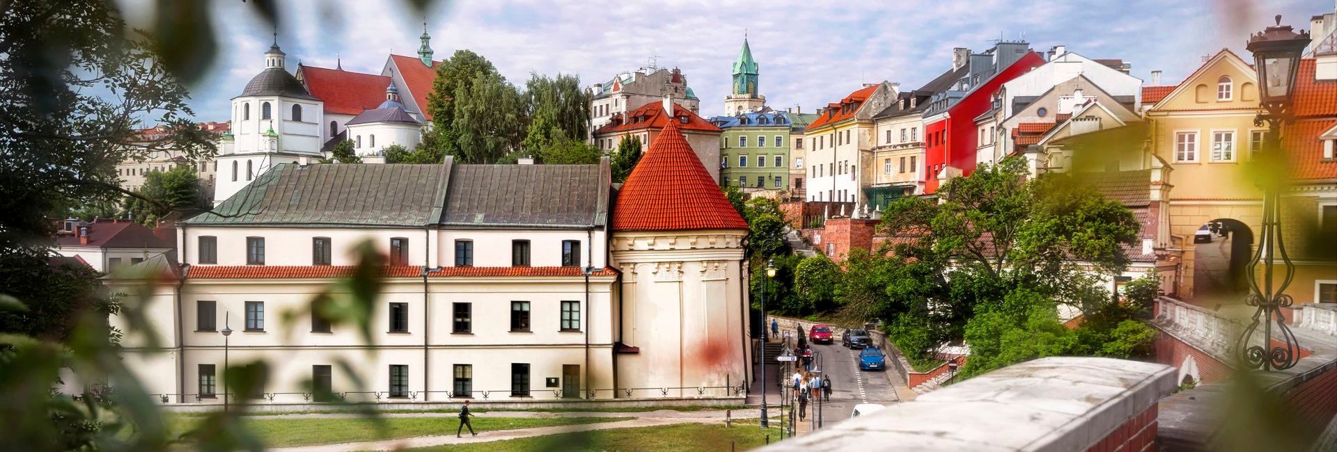 Exterior view of Dom na Podwalu with the city of Lublin in the background (c) wnetrz - piximo.pl