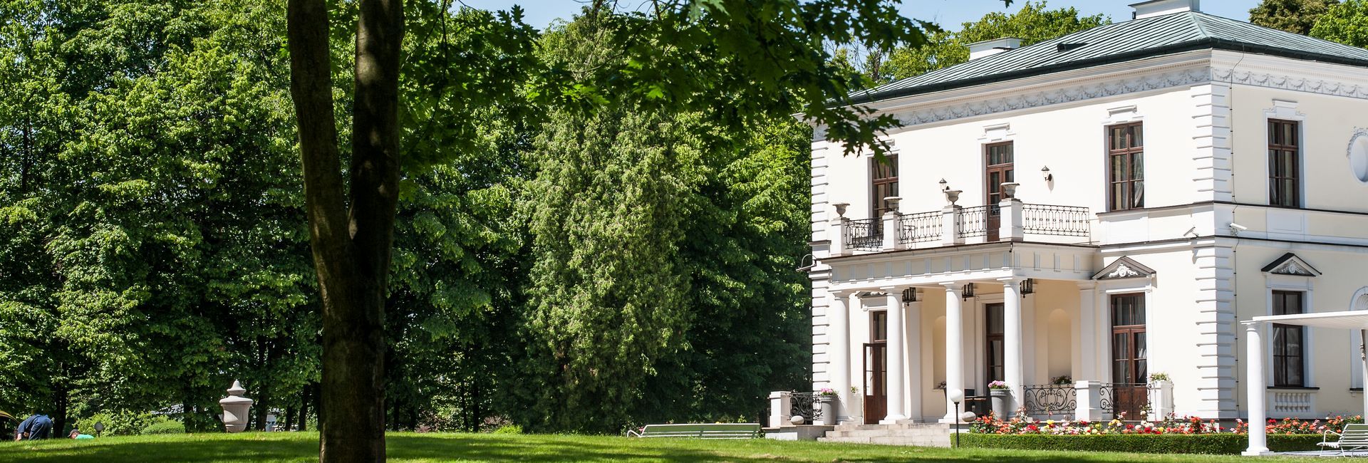 Exterior view of Rozalin Palace (c) www.mariuszbodnar.pl