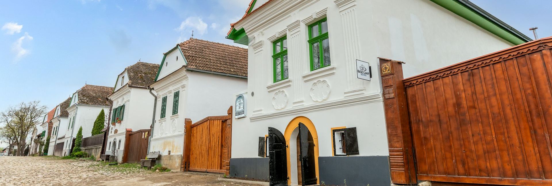 Exterior view of different white town houses in a row in Rimetea with Casa Weiss in the front (c) Casa Weiss