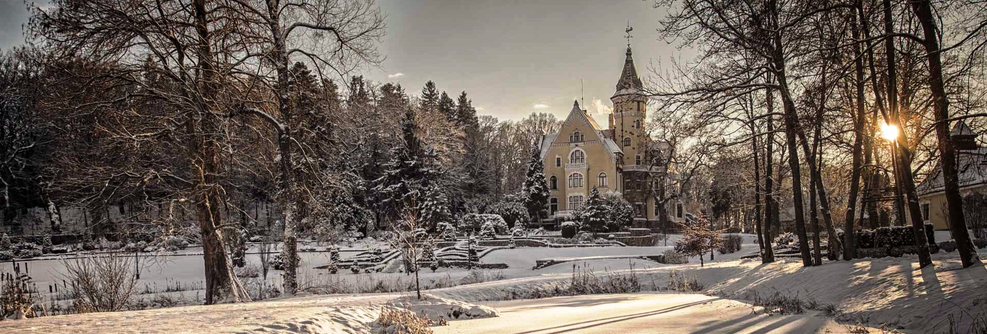 Bursztynowy Palace or Amber Palace in winter (c) Bursztynowy Palace